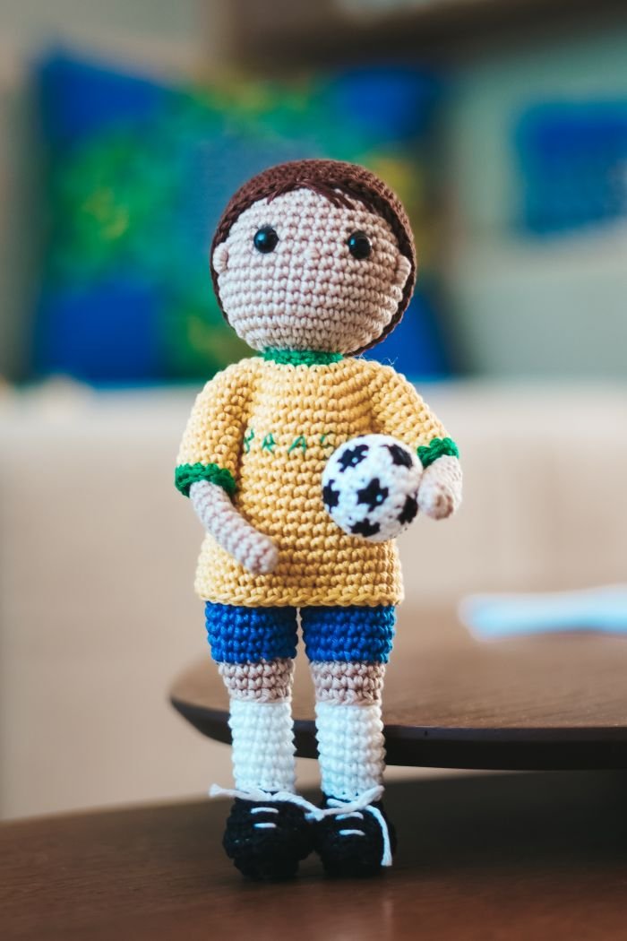 Amigurumi Jogador de Futebol de crochê com uniforme do Brasil — Fio Amigurumi Círculo