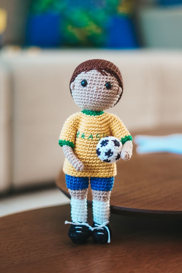 Amigurumi jogador de futebol de crochê — detalhe da camisa amarela com BRASIL bordado em fio Rubi