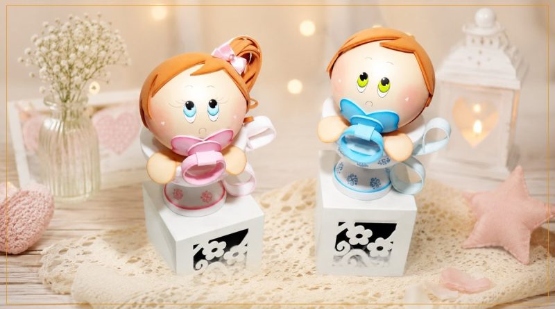 Bebezinhos de EVA para Chá de Bebê — menina rosa e menino azul sobre pedestais brancos