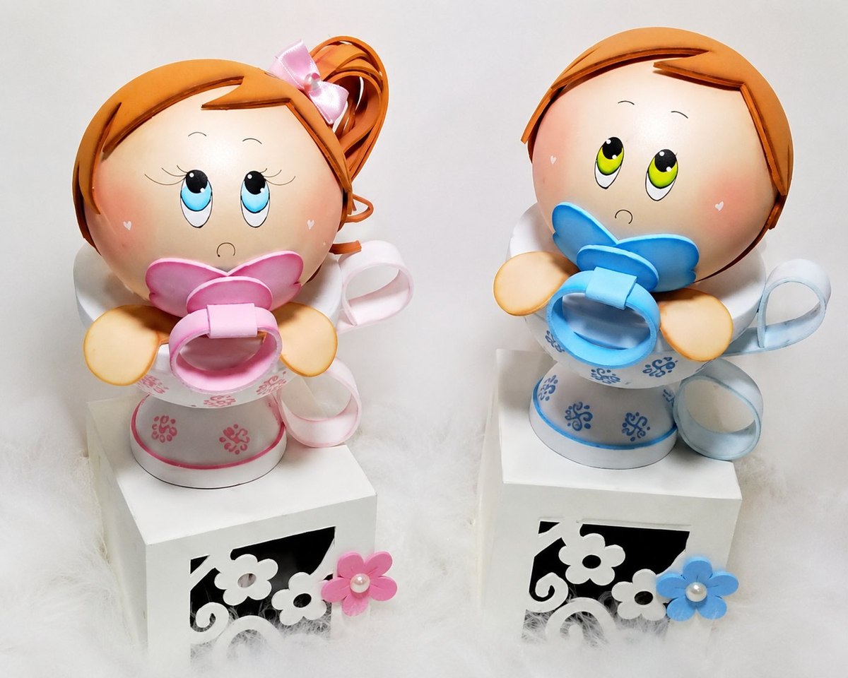Bebezinhos de EVA para Chá de Bebê — menina rosa e menino azul prontos, frente e detalhe