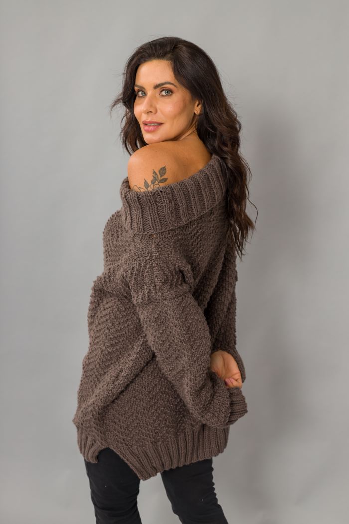 Blusa Chumbo de Tricô com Fio Amiga Círculo – modelo de frente com decote amplo off-shoulder e mangas longas