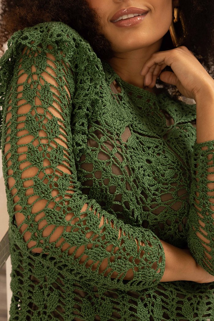 Blusa de Crochê com Linha Cléa 5 — vista das costas com motivos em crochê