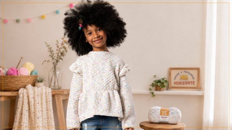 Blusa Fantasia de Tricô Infantil com Fio Baby Pop Círculo — menina sorrindo com blusa com babados