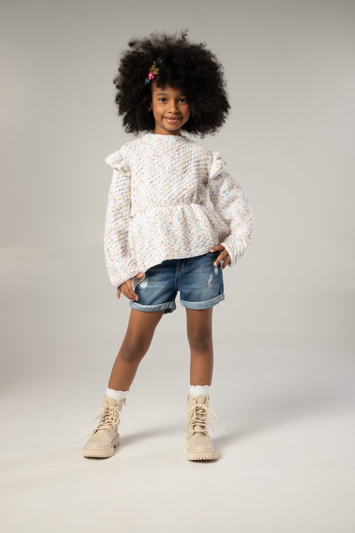 Blusa Fantasia de Tricô com Baby Pop — detalhe do babado na manga e efeito flocado do fio