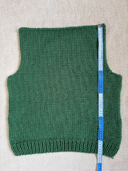 Costas da Blusa Gola Polo Nina de Tricô com fita métrica mostrando o comprimento de 55 cm