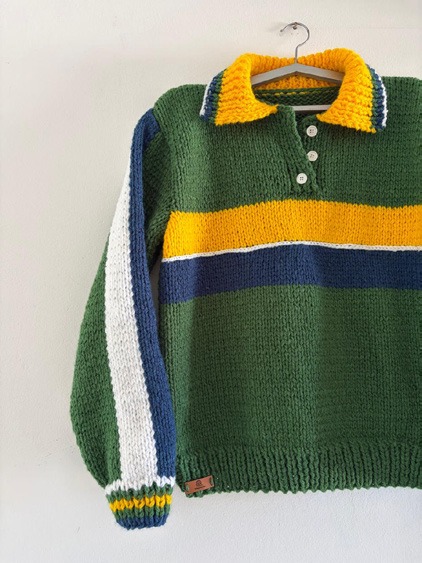 Blusa Gola Polo Nina de Tricô finalizada no cabide – vista completa com cores do Brasil