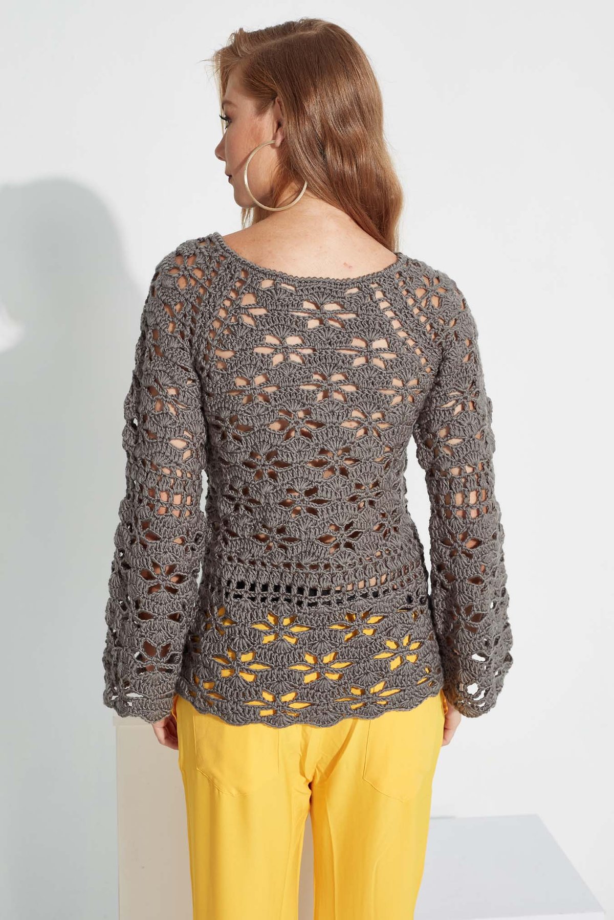 Vista lateral da Blusa Hobby de Crochê com Fio Hobby Círculo — caimento da peça e boca da manga