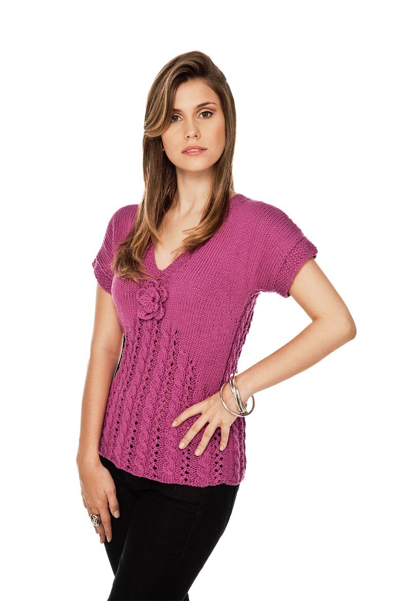 Blusa de Verão Pink de Tricô — ponto fantasia rendado nas laterais e flor de crochê no decote em V