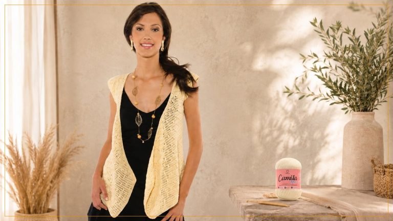 Blusinha Amarela 2 em 1 de Crochê com Linha Camila Fashion — usada como colete aberto com novelo de linha ao lado