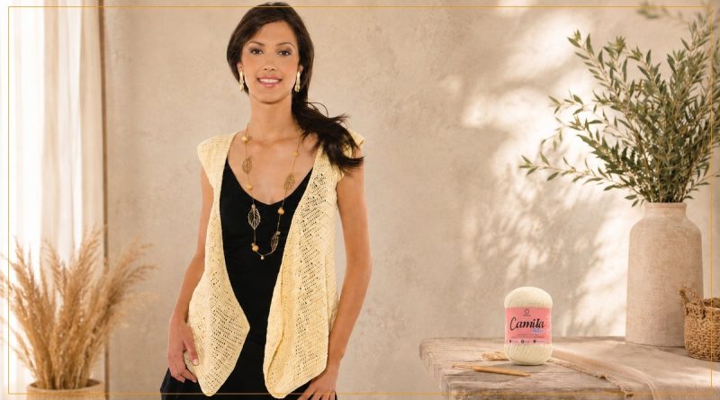 Blusinha Amarela 2 em 1 de Crochê com Linha Camila Fashion — usada como colete aberto com novelo de linha ao lado