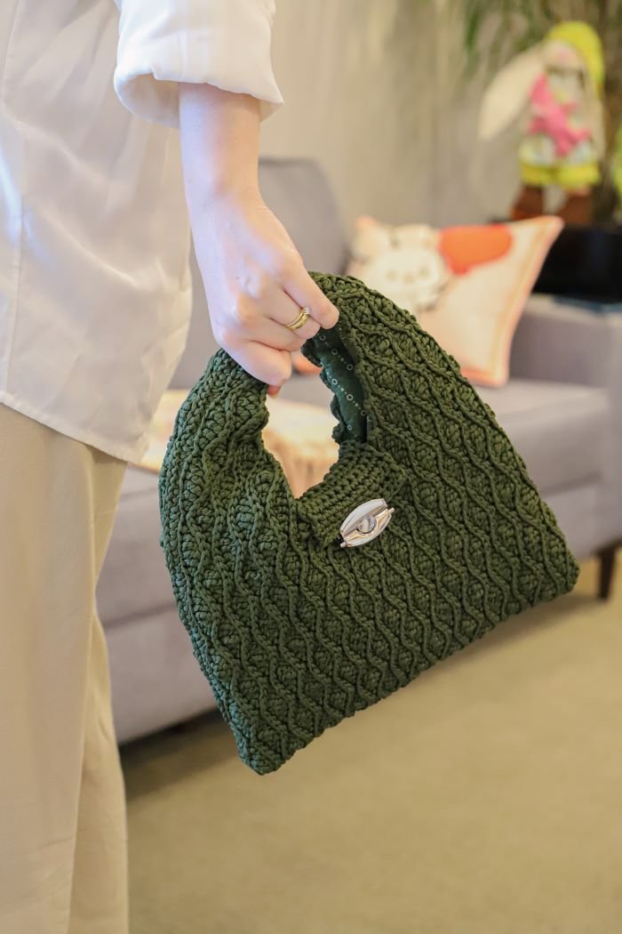 Detalhe do ponto fantasia da Bolsa Sálvia — textura diagonal com Fio Náutico Slim verde militar