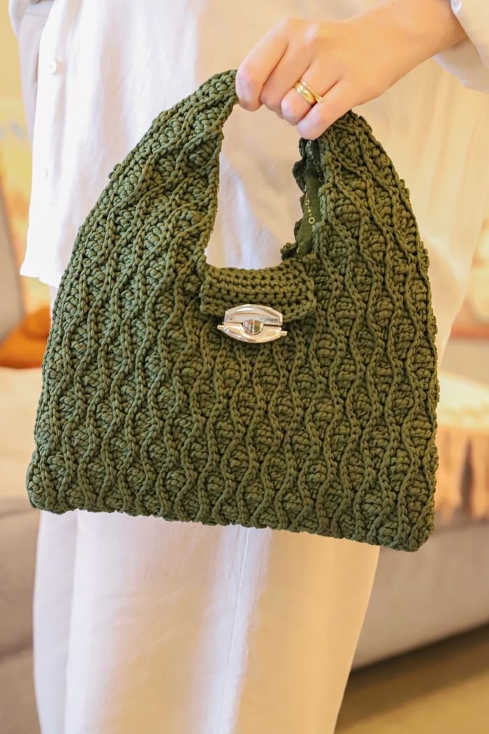 Bolsa Sálvia de crochê em Fio Náutico Slim Militar — estruturada, com ponto fantasia e fecho de metal botão prata