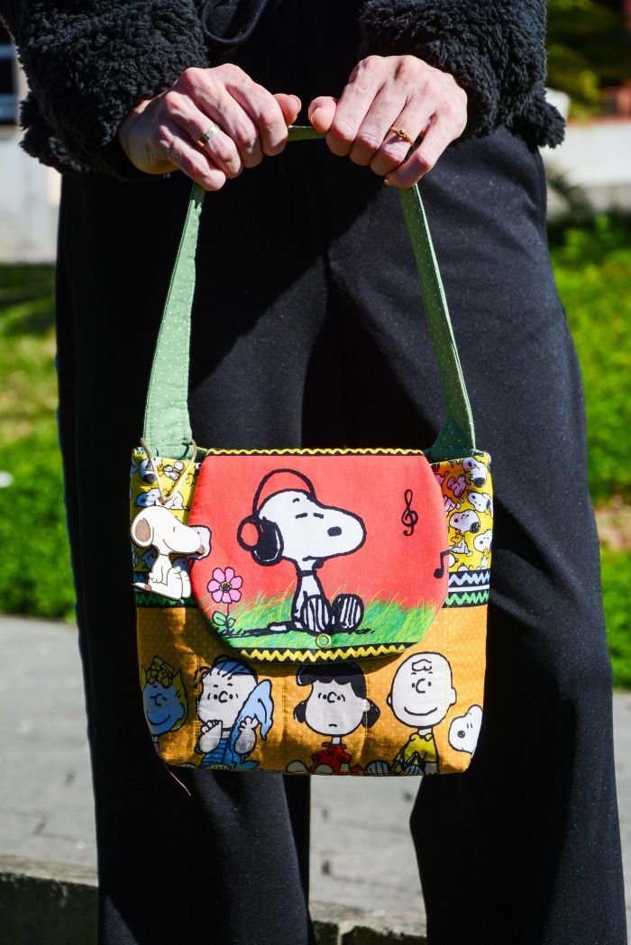 Bolsa Snoopy Music — detalhe da aba com Snoopy de fone de ouvido