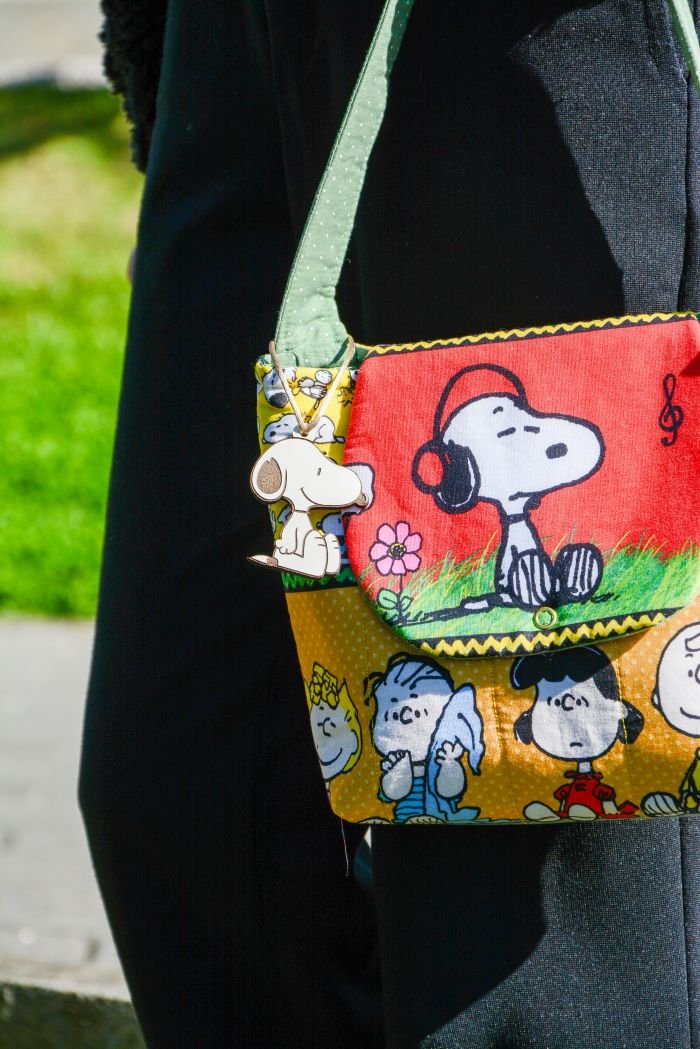 Bolsa Snoopy Music de Patchwork — costas com alça de tecido Poás