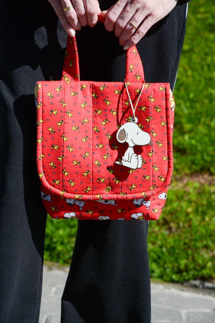 Bolsa Snoopy e Woodstock Fun de Patchwork com Tecido Peanuts Círculo, com pingente do Snoopy