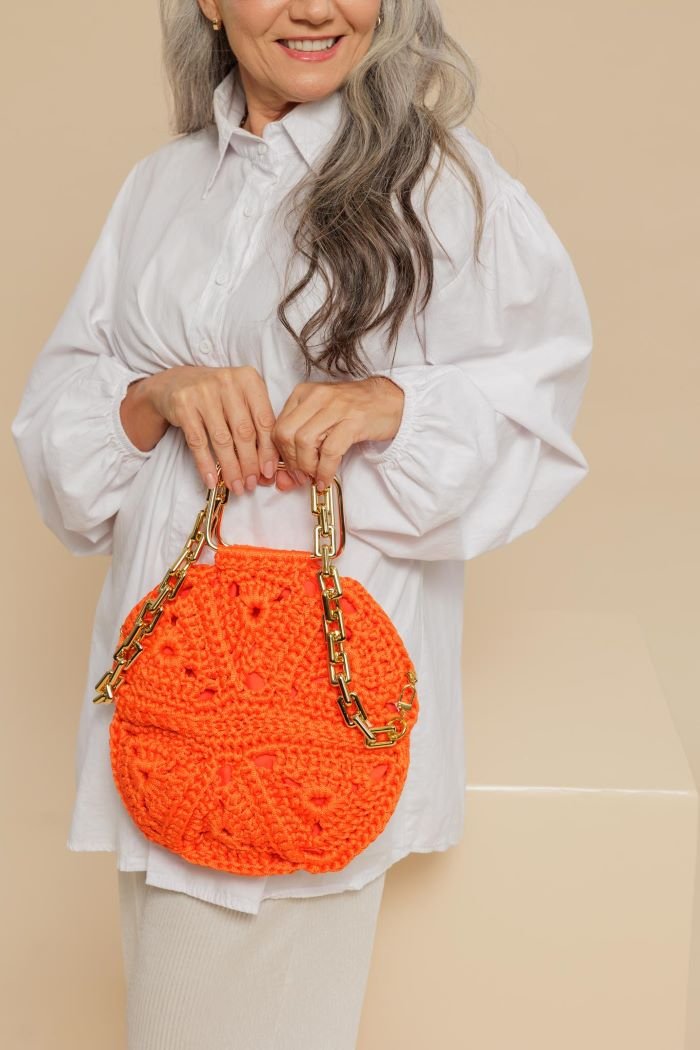 Bolsa Tangerina de crochê vista lateral — alça de corrente com mosquetão dourado