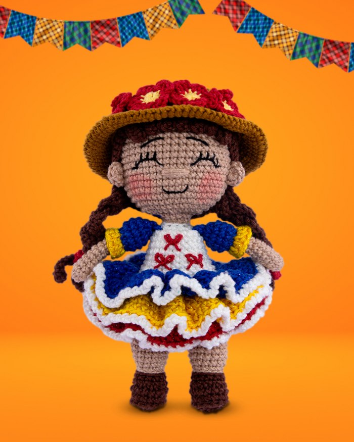 Boneca Maria amigurumi junina de crochê com Fio Amigurumi Círculo — vestido colorido, chapéu de palha com flores e tranças