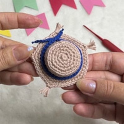 Florzinha em fio Morango para o chapéu junino de crochê