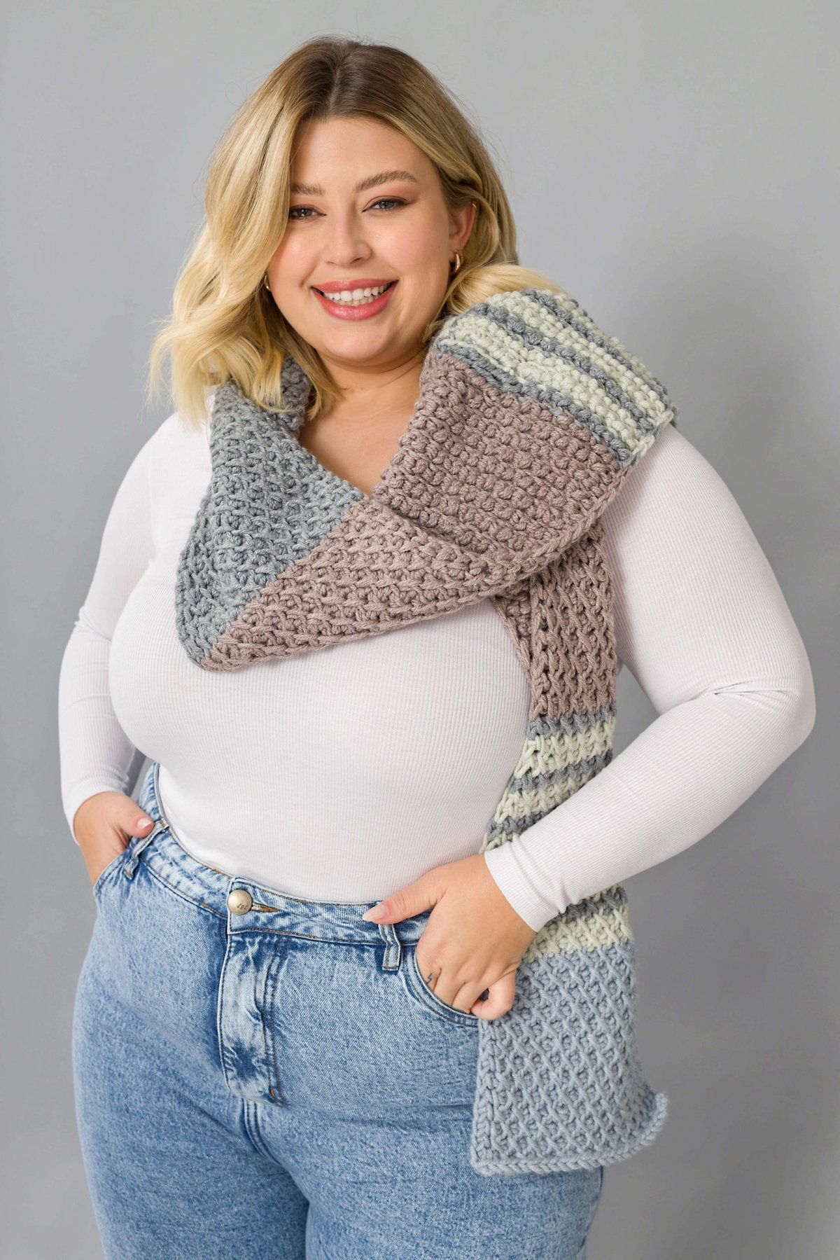 Cachecol em Ponto Tunisiano com Fio Urbano Círculo — 190 cm, faixas em azul, cinza, marrom e bege