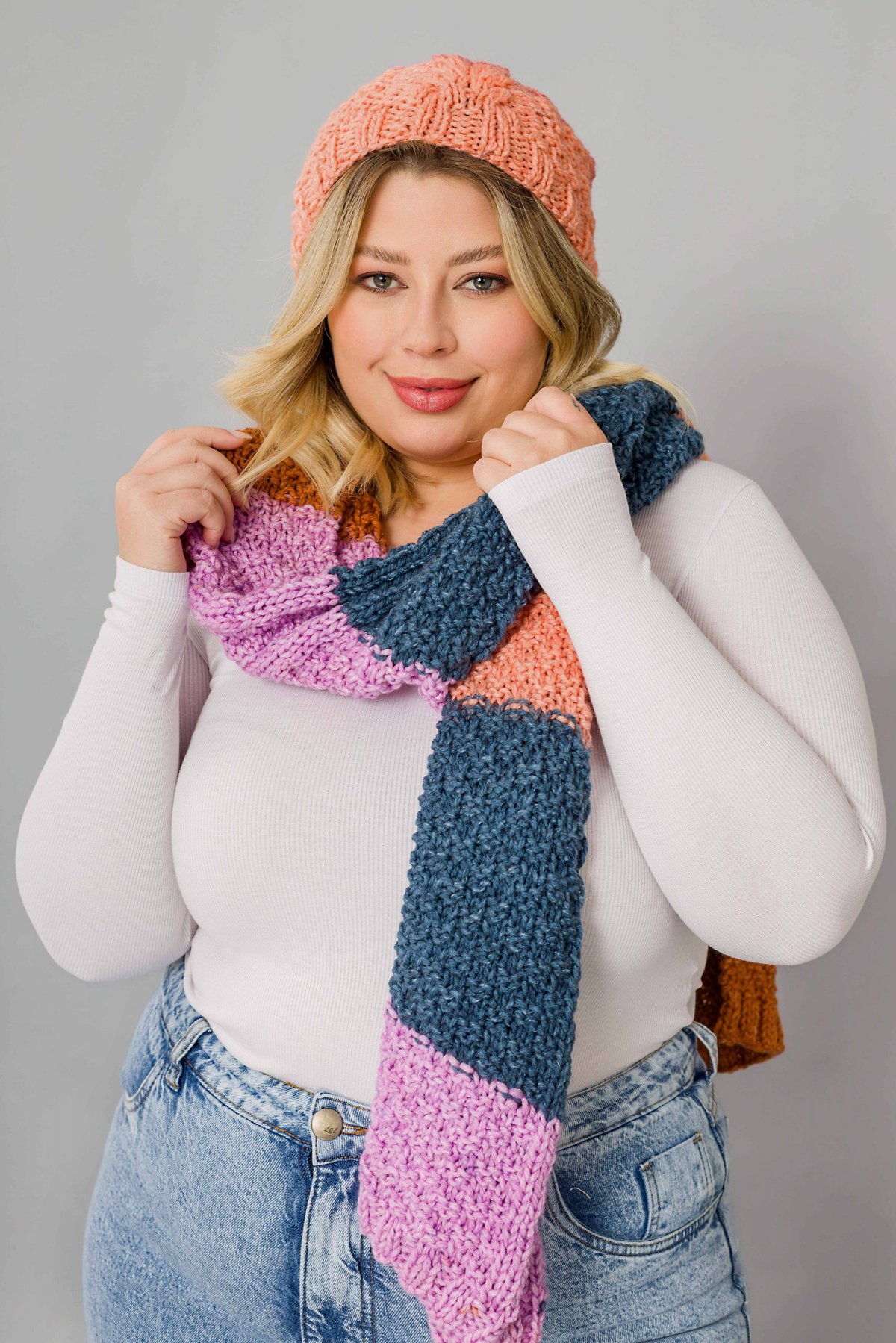 Conjunto cachecol e touca de tricô com Fio Magic Pull Círculo — modelo usando as peças finalizadas