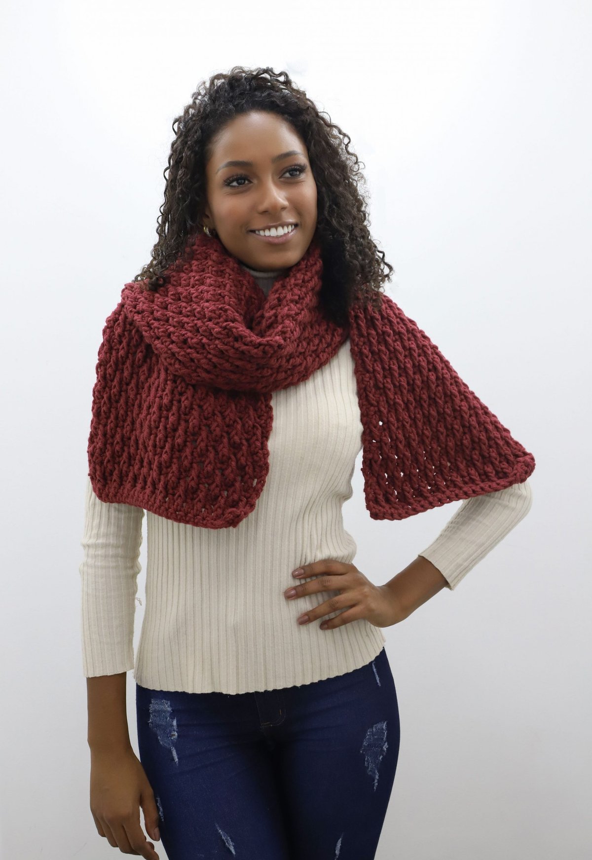 Cachecol Urbano de Crochê com Fio Urbano Círculo — modelo usando cachecol