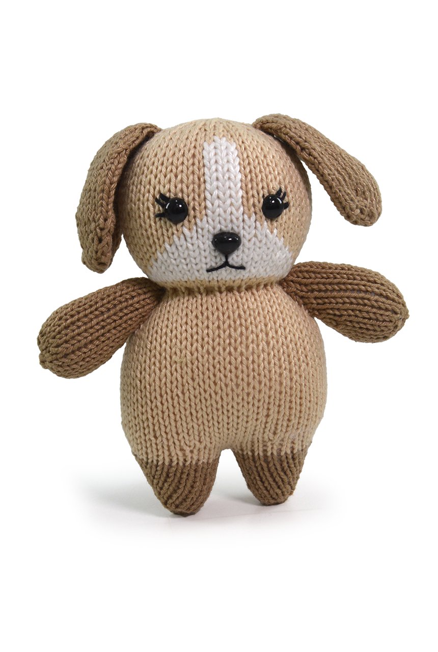 Cachorrinho Bartolomeu de tricô visto de frente, mostrando o rostinho bordado com olhos e focinho pretos