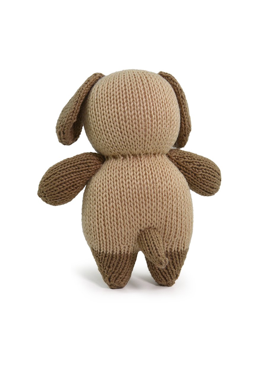 Cachorrinho Bartolomeu de tricô visto de lado, mostrando as orelhas compridas e o rabo