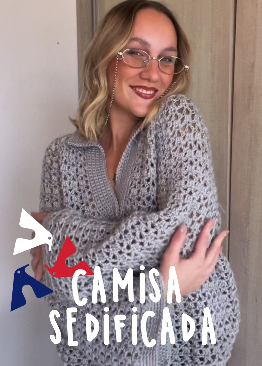 Modelo usando a Camisa Sedificada de crochê em cor cinza, feita com lã Sedificada Pingouin, estilo suéter com gola polo e ponto rendado