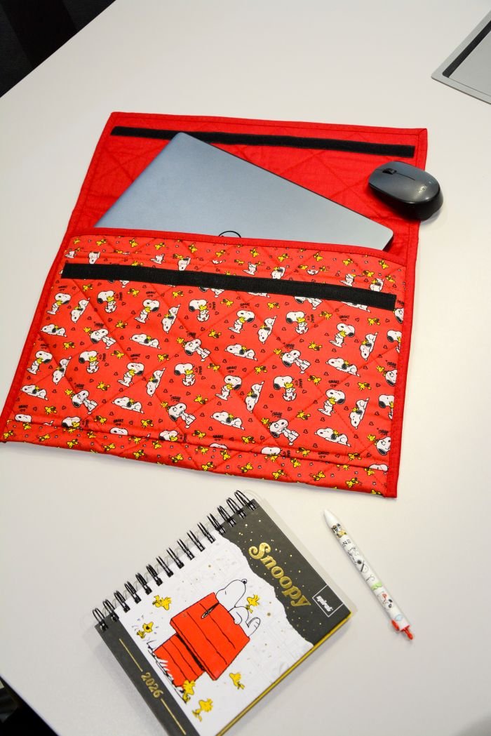 Case para Notebook Snoopy aberto — patchwork matelassado com Tecido Peanuts Círculo, bolso frontal e alça encapada