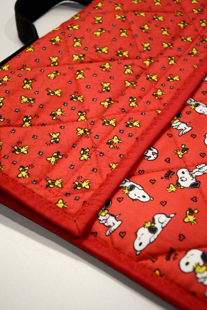 Detalhe do bolso frontal do Case Snoopy — matelassê diagonal com Tecido Peanuts Beijo Smak 3004