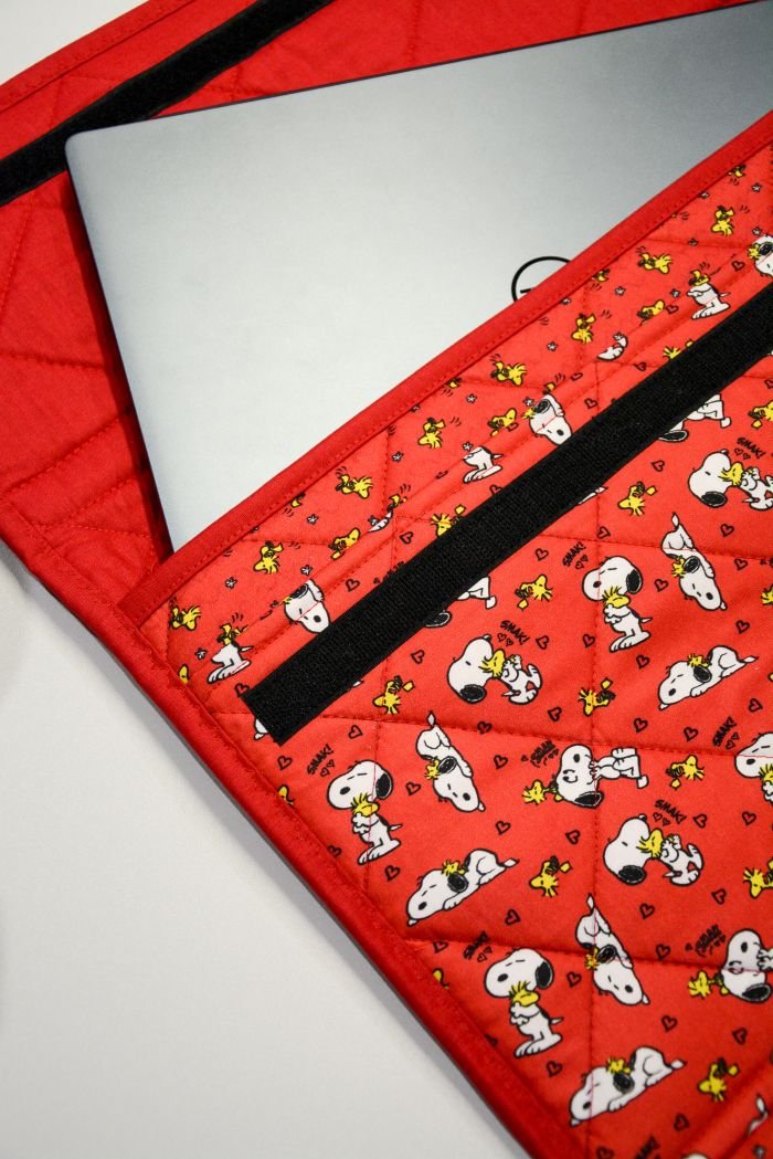 Case para Notebook Snoopy fechado — vista do lado de fora com o matelassê diagonal em Woodstock 3006