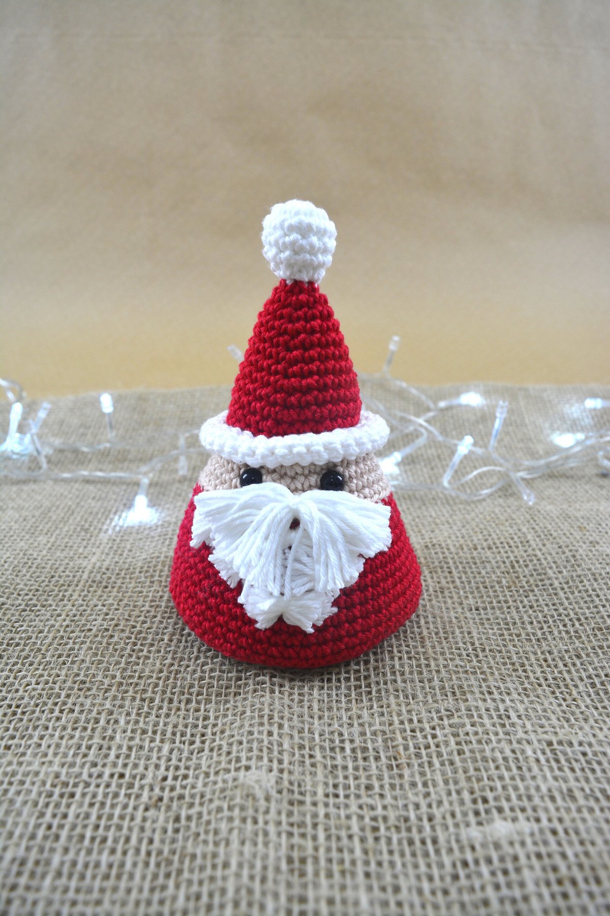 Árvore de Natal amigurumi em crochê verde com estrela dourada e enfeites