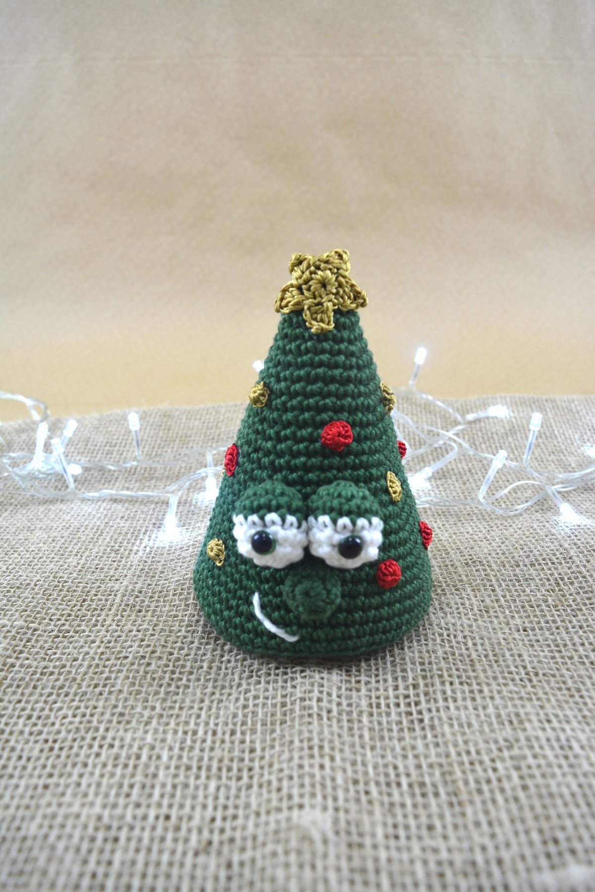 Boneco de Neve amigurumi de crochê com gorro listrado e cachecol vermelho