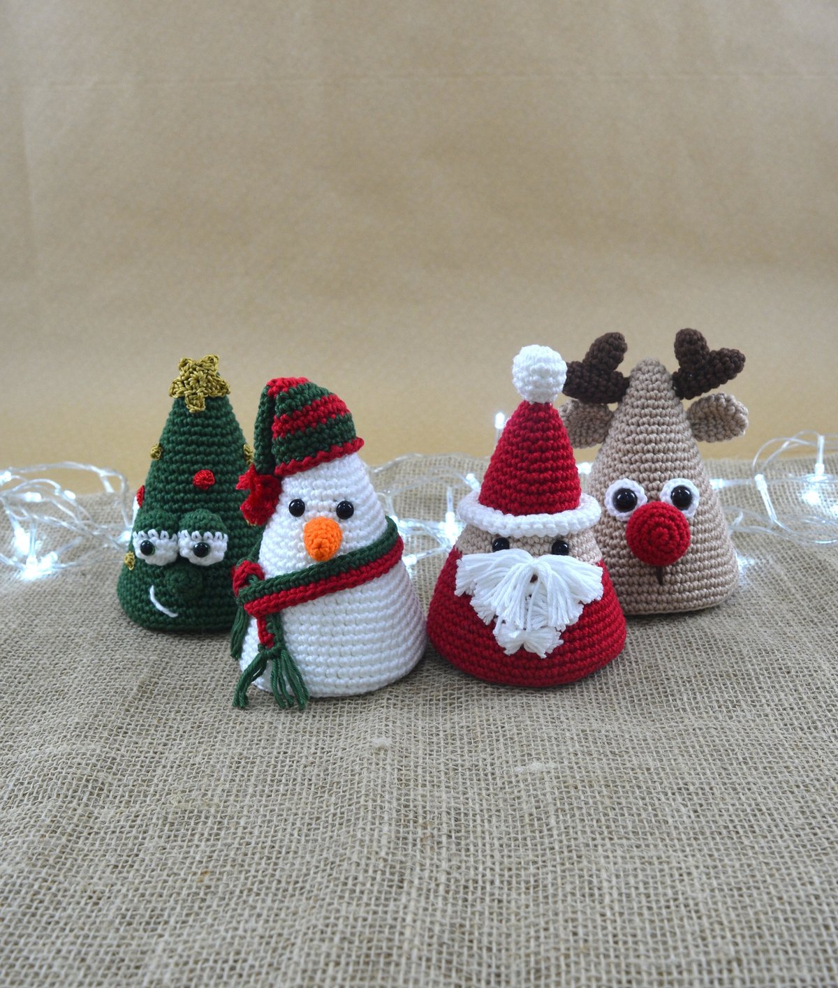 Noel amigurumi de crochê em formato de cone com barba e touca vermelha