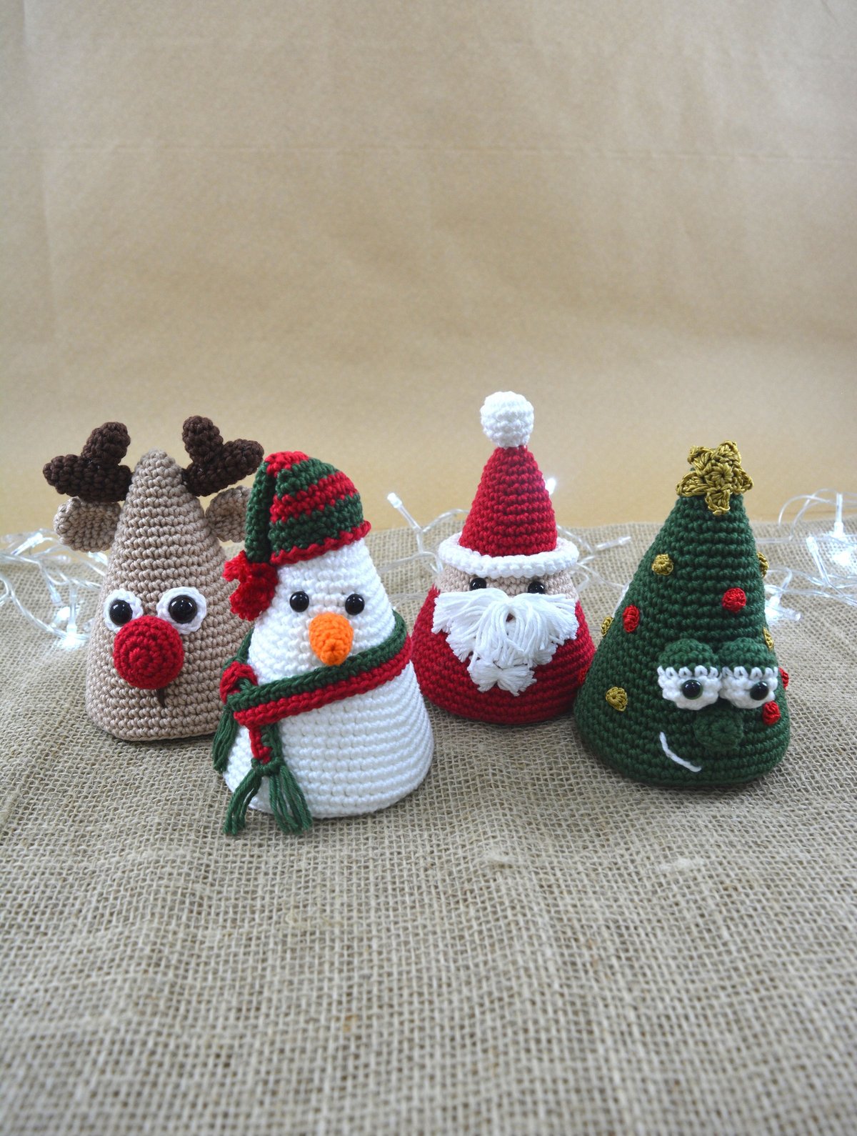 Rena amigurumi de crochê com nariz vermelho e chifres marrons