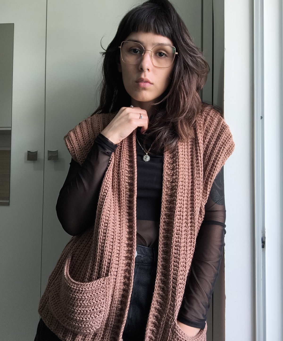 Colete Ícone de Crochê com Fio Ícone Pingouin cor 7112 — vista frontal com bolsos e abertura central