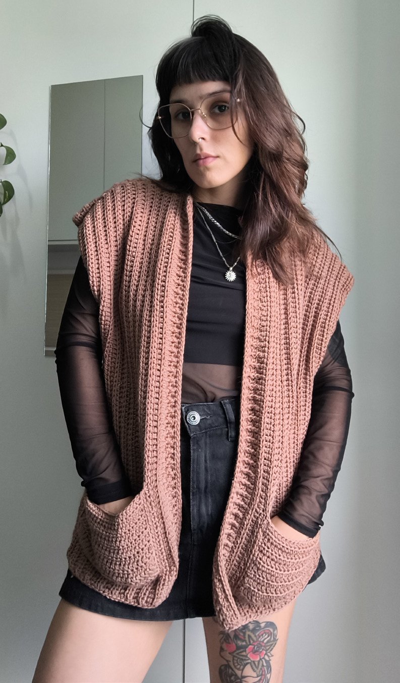 Colete Ícone de Crochê com Fio Ícone Pingouin — modelo usando o colete com bolsos frontais