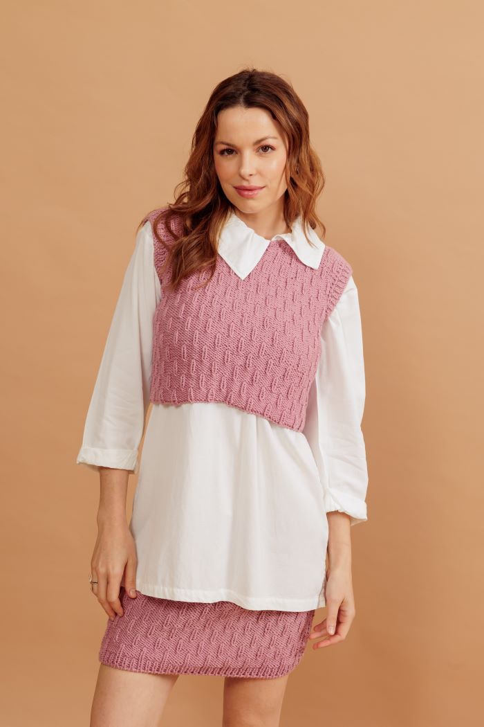Conjunto Sublime de Tricô com Fio Sublime Círculo cor 350 Rosa Suave — blusa colete e saia mini com bolsos