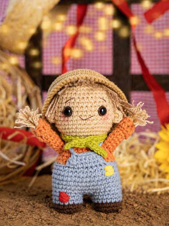 Espantalho Paçoca Amigurumi de Crochê com Fio Amigurumi Soft Círculo — boneco com chapéu e macacão azul