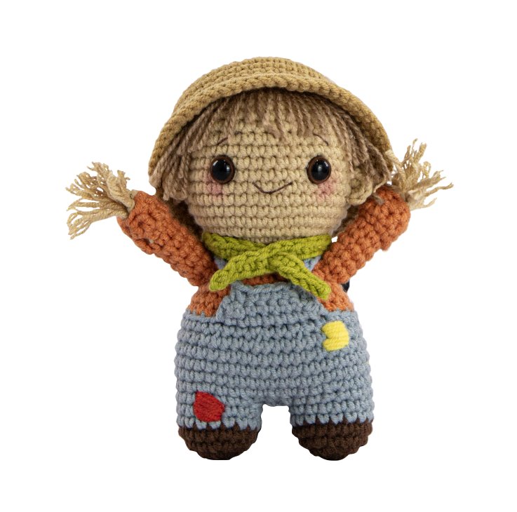 Espantalho Paçoca Amigurumi — detalhe do macacão e remendos bordados