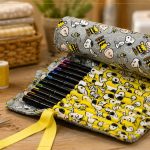 Estojo Enrolado Snoopy e Charlie de Patchwork com Tecidos Peanuts Círculo – Receita