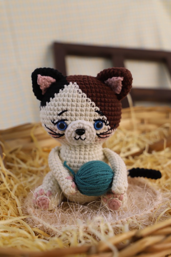 Detalhe da face do Gatinho Crocheteiro Malhado — olhos azuis de segurança, focinho e bigodes bordados com Fio Amigurumi Soft