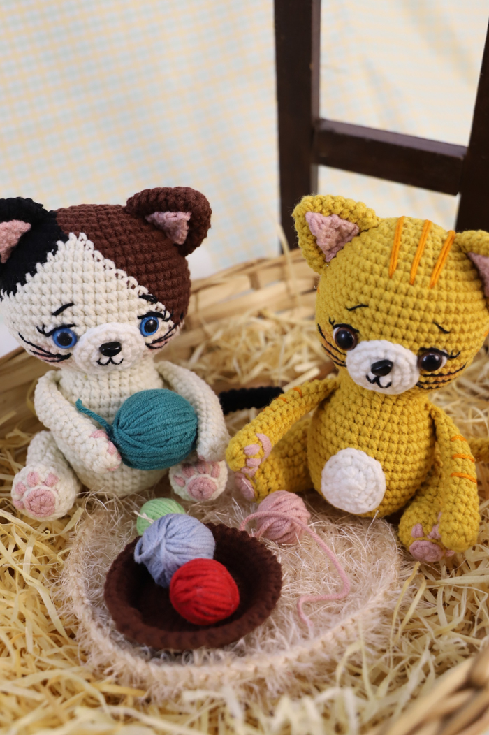 Gatinho Crocheteiro Mostarda – detalhe da cestinha de novelos coloridos entre as patas dianteiras