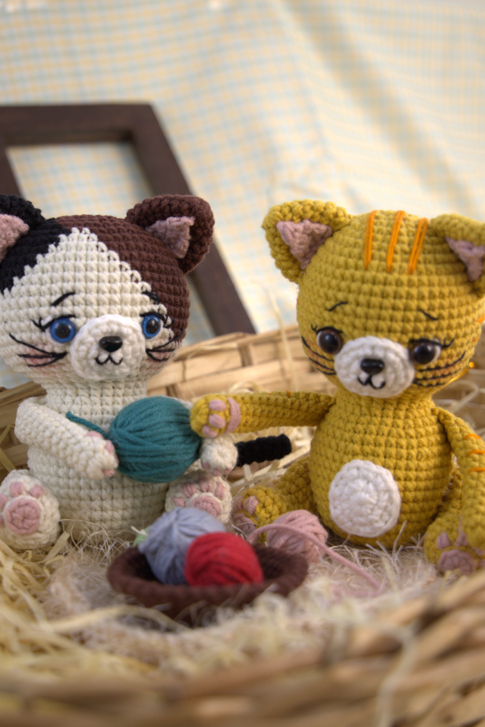 Gatinho Crocheteiro Mostarda – vista lateral mostrando rabinho e patas traseiras com dedinhos