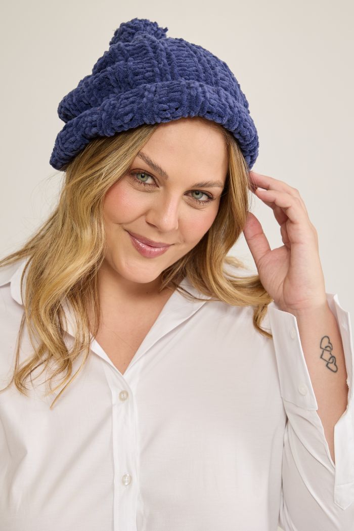 Gorro Anoitecer de Tricô com Fio Plume Círculo — vista de frente com pompom