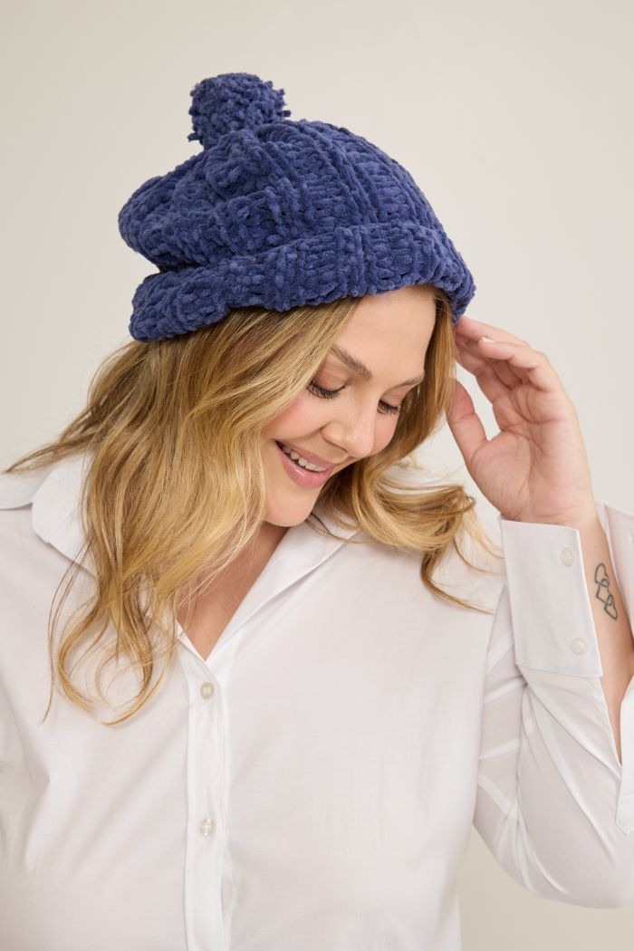 Gorro Anoitecer de Tricô com Fio Plume Círculo cor Eclipse — vista lateral com pompom