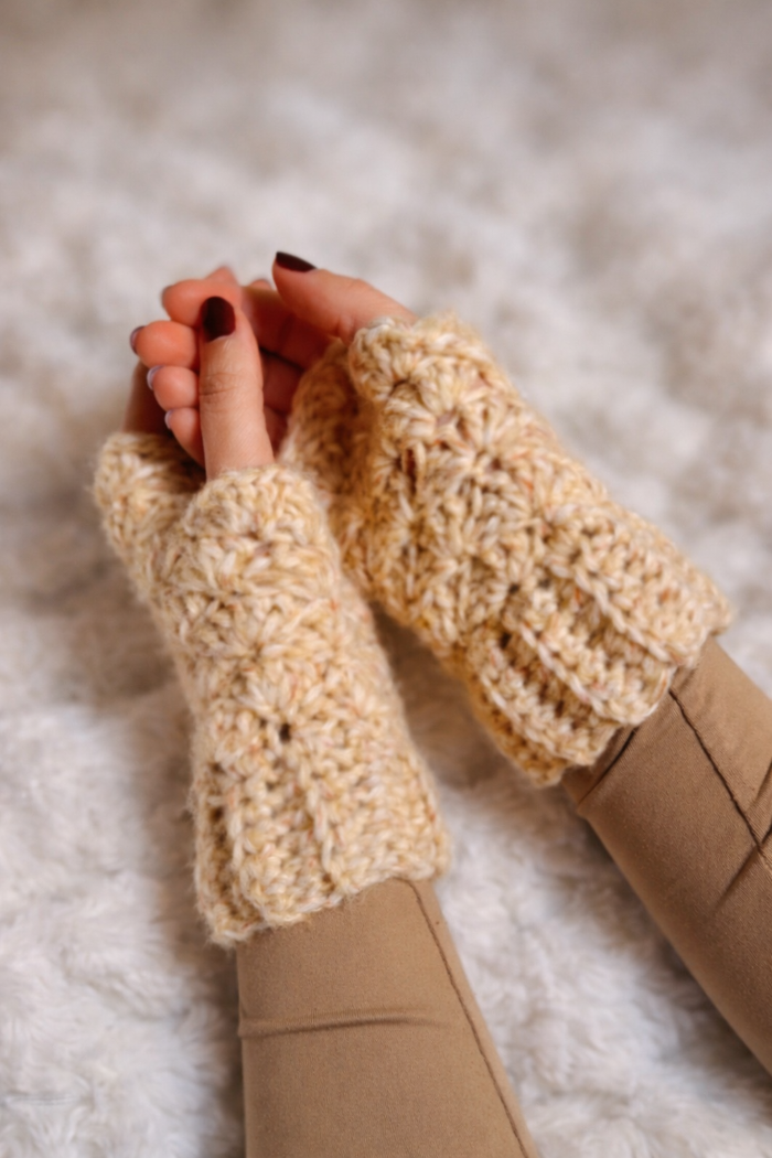 Luvas Essência de Crochê com Fio Vênus Círculo – cor Cappuccino – duas luvas cruzadas nas mãos