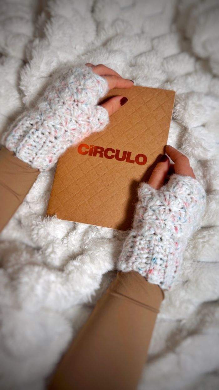 Luvas Essência de Crochê finalizadas com Fio Vênus Círculo – segurando caderno