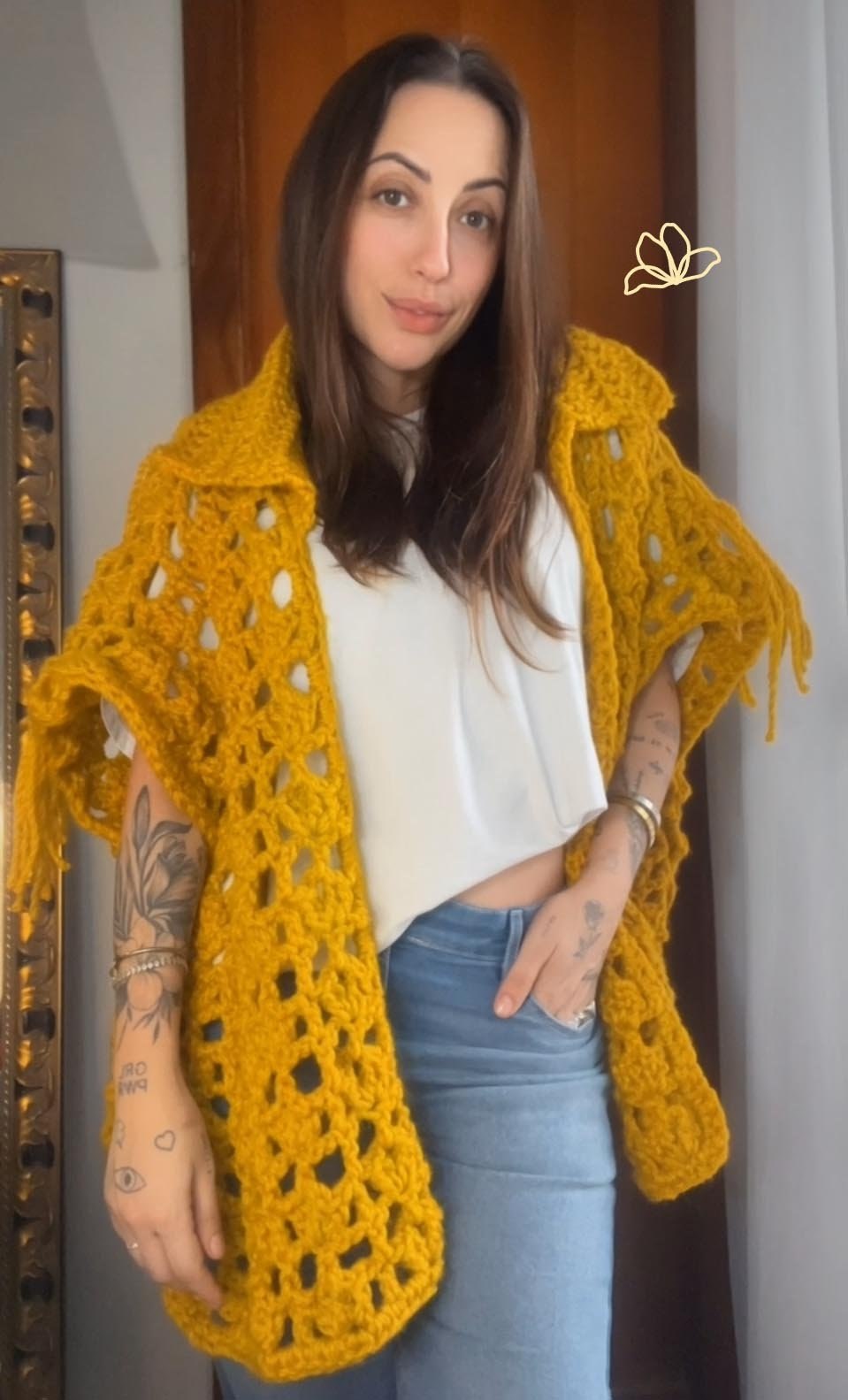 Maxi Casaco de Crochê com Fio Bromélia Pingouin cor Imperial amarelo mostarda – modelo vestindo casaco oversized com franjas