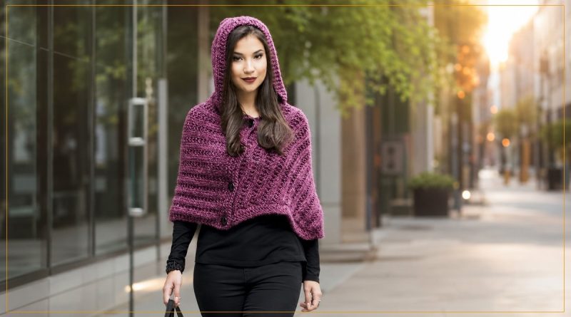 Pelerine de Tricô Rose com Capuz — modelo usando pelerine framboesa com botões pretos em rua urbana